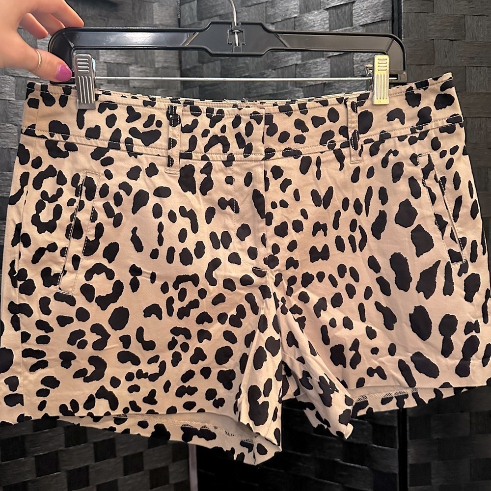 Cache style shorts 
Cheetah print
Never worn 
Size 10